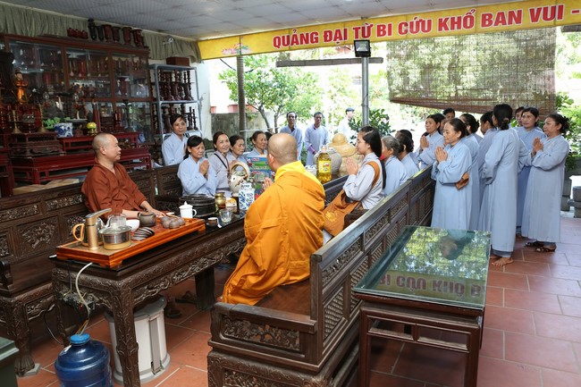 Dong Cao Pagoda offering to the rain retreat schools